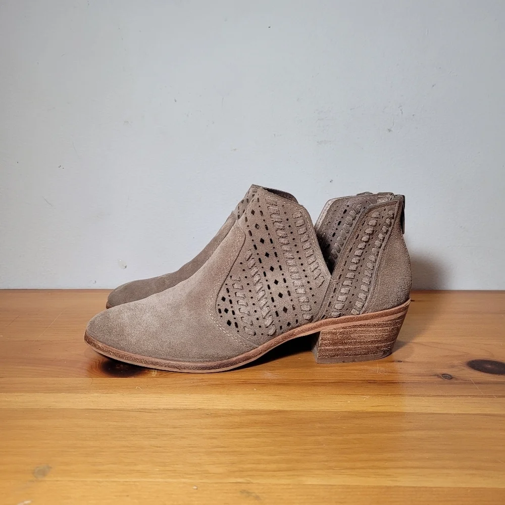 Vince Camuto Prastata Suede Woven Laser Cut Taupe Booties Womens Sz 9 Boots - Picture 5 of 10
